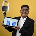 Siddhartha und seine selbst programmierte Schließfachverwaltung; Foto: Stiftung Jugend forscht e. V.