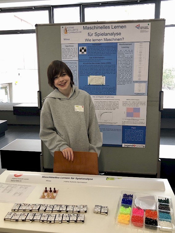 Das Projekt „Maschinelles Lernen für Spielanalyse“ von Milosz gewann den 1. Preis Junior (Regionalsieg) im Fachgebiet Mathematik/Informatik. Betreut wurde das Projekt von Frau Dr. Ziomkowska und Herrn Rahmann.